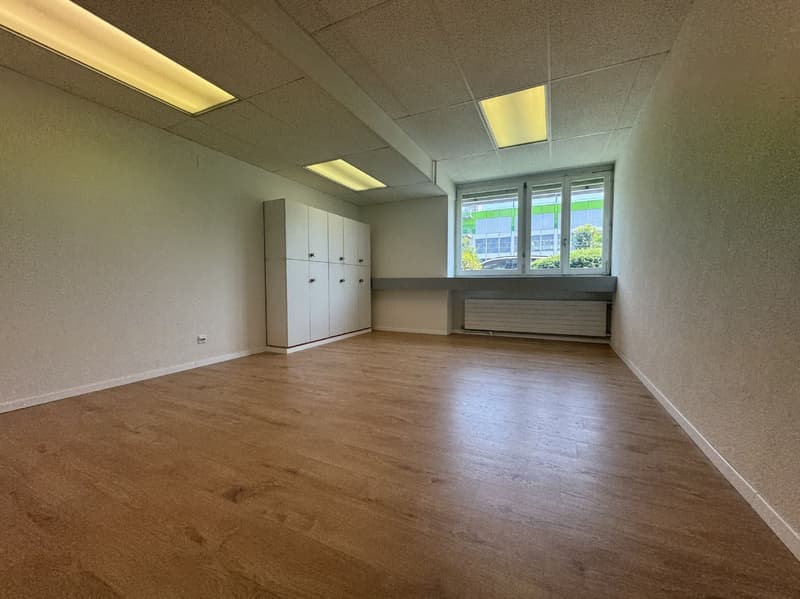 Büro-/Gewerbe- oder Praxis- Atelierstandort an optimaler Lage zu vermieten! (8)
