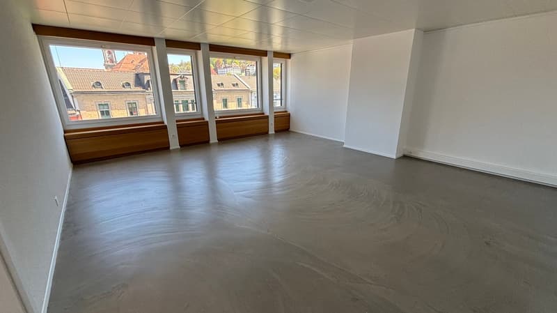 empty room, concrete floor, large windows, wooden window sills