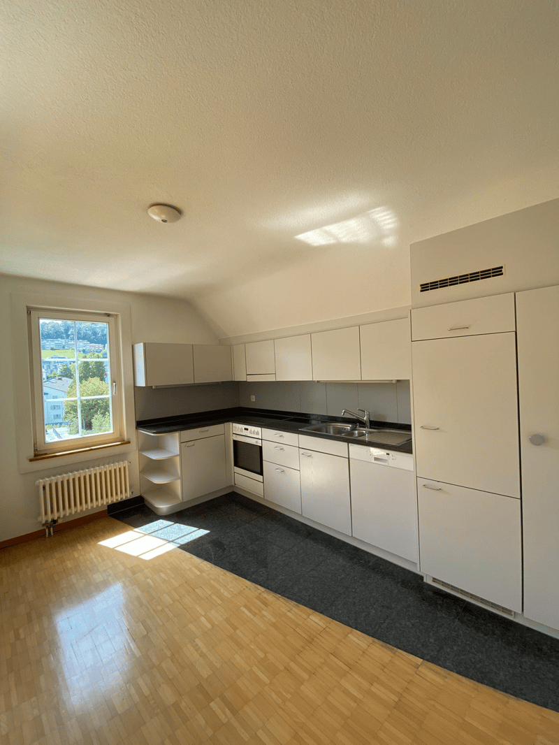 Charming 4-room old building apartment with balcony and beautiful view in Thalwil (9)