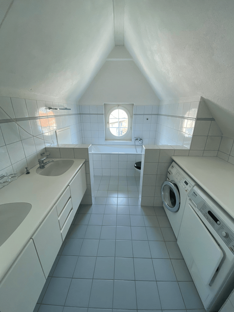 Charming 4-room old building apartment with balcony and beautiful view in Thalwil (7)
