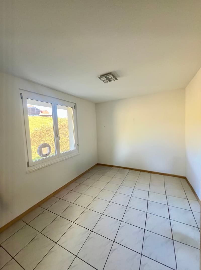 empty room, white walls, white tiles, window, ceiling light