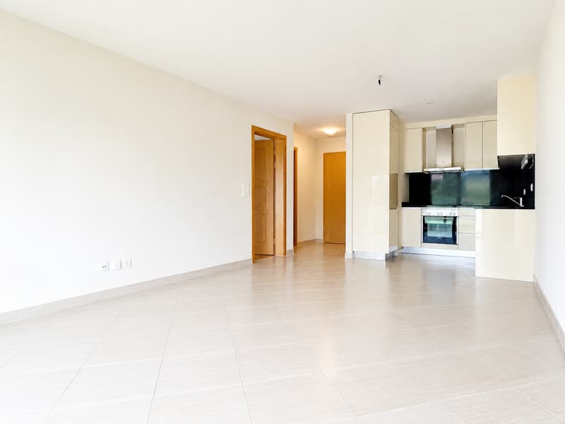 Romont – 2,5 locali moderni con ampio balcone di 15,7 m² e parcheggio sotterraneo (2)