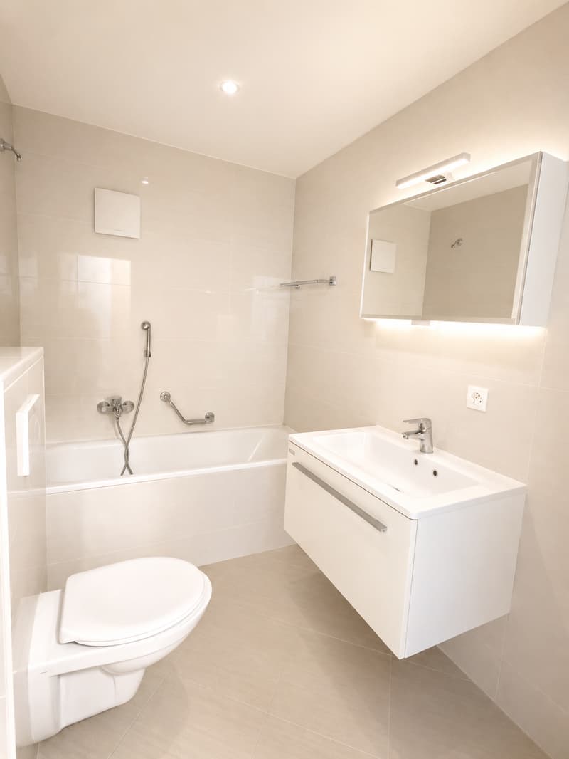 Romont – 2,5 locali moderni con ampio balcone di 15,7 m² e parcheggio sotterraneo (5)