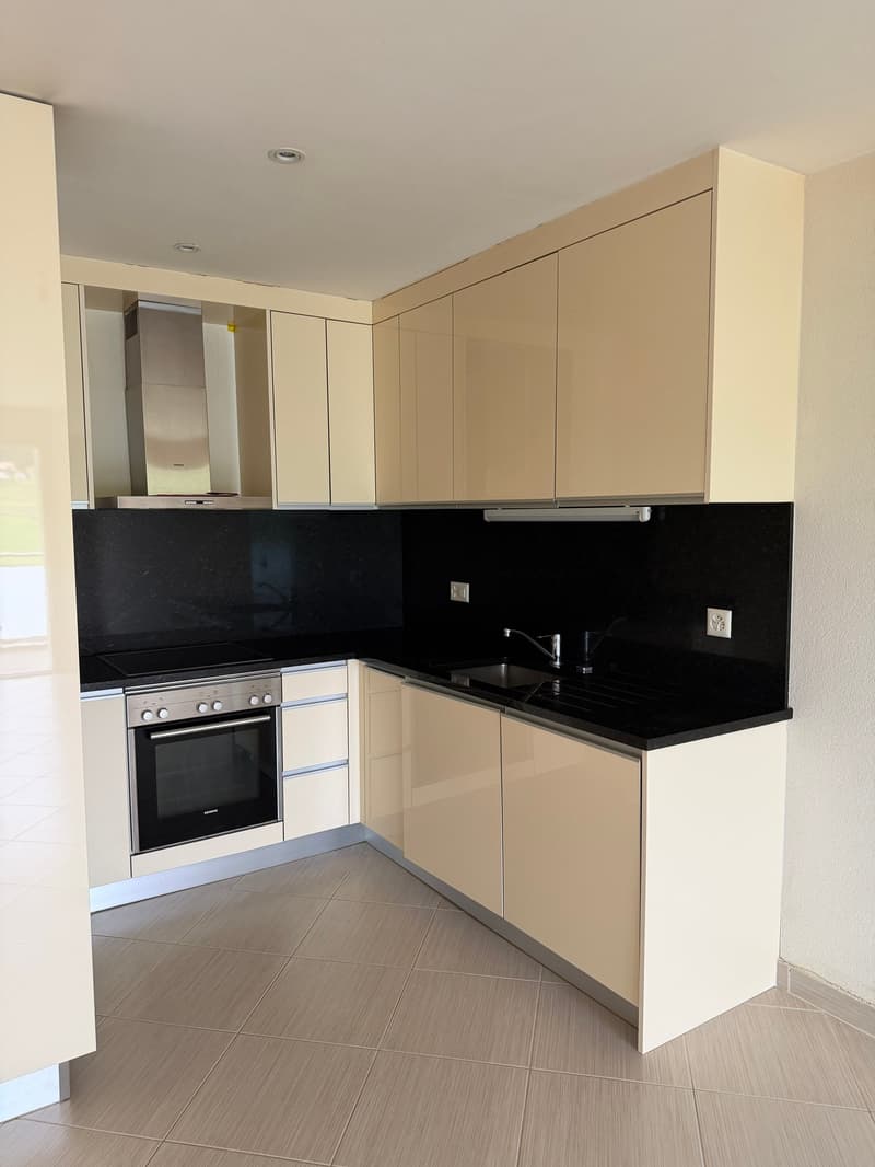 Romont – 2,5 locali moderni con ampio balcone di 15,7 m² e parcheggio sotterraneo (4)