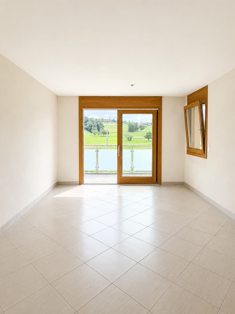 Romont – 2,5 locali moderni con ampio balcone di 15,7 m² e parcheggio sotterraneo (1)