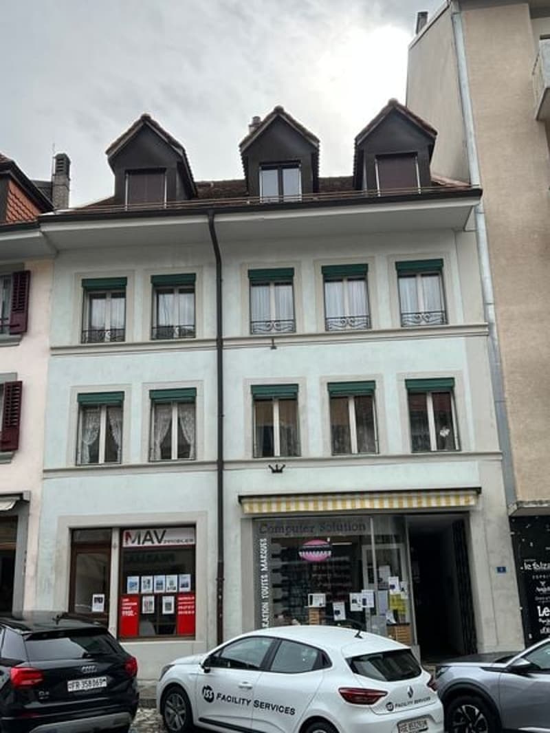 In affitto – Delizioso appartamento di 3.5 locali sotto il tetto a Romont (1)
