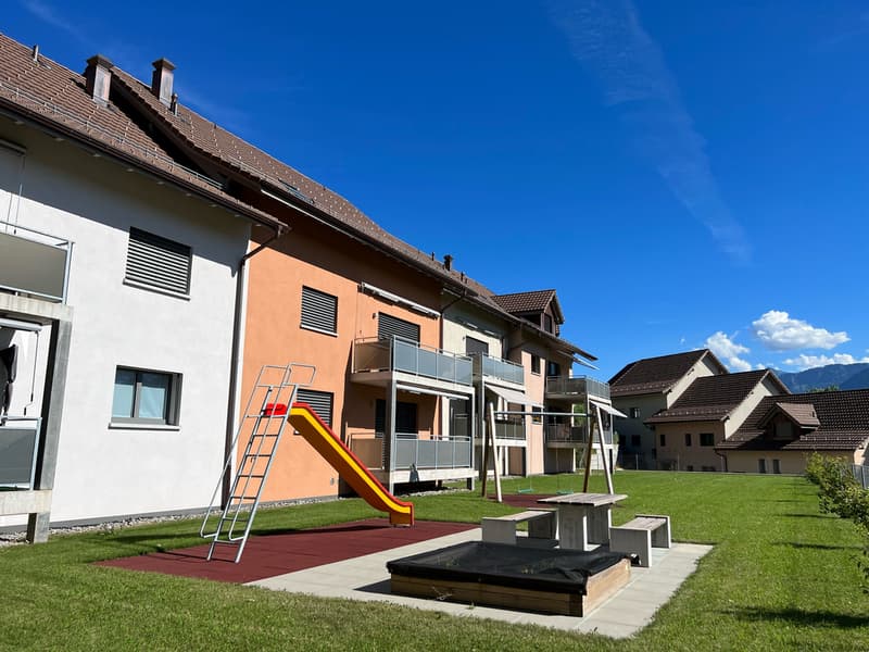 Aussenansicht mit Spielplatz
