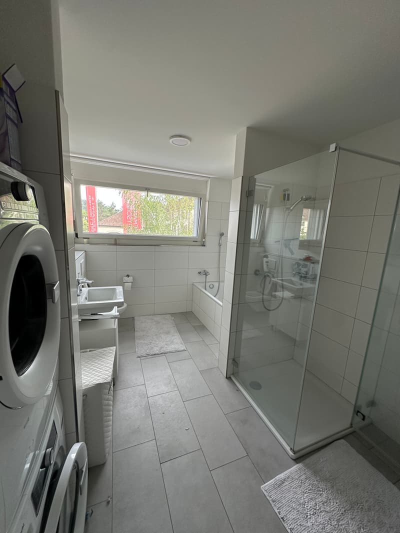 Badezimmer mit Dusche, Badewanne und Waschturm