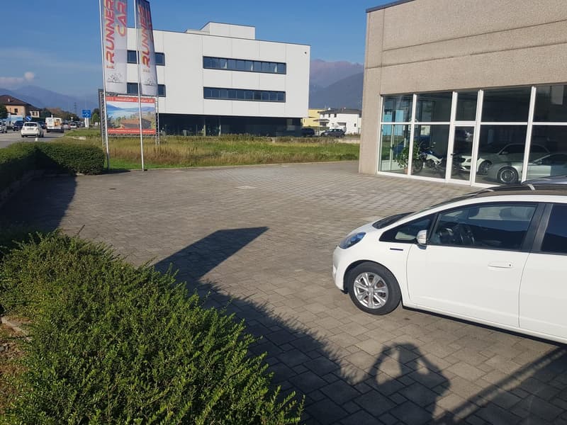 Commercial property with showroom in prime location (3)