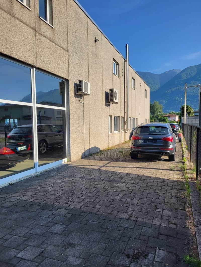 Commercial property with showroom in prime location (6)