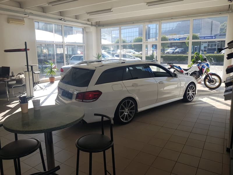 Commercial property with showroom in prime location (4)
