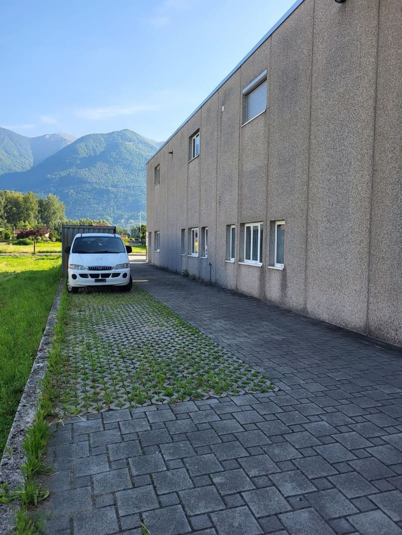Commercial property with showroom in prime location (5)