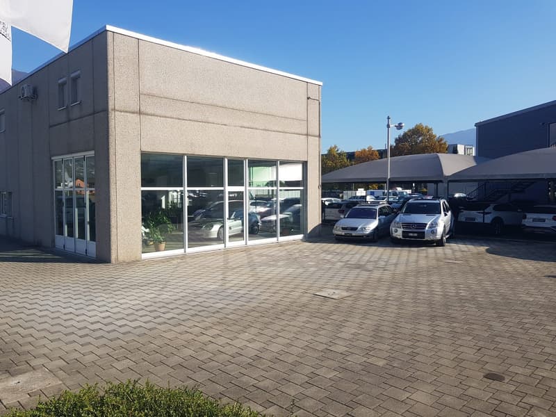 Commercial property with showroom in prime location (2)