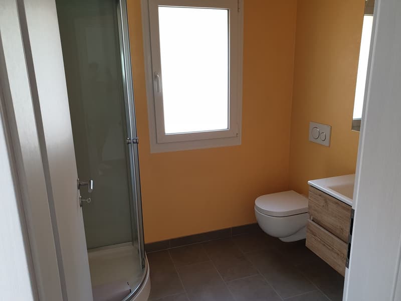 modern bathroom with shower, toilet, sink, and tiled floor