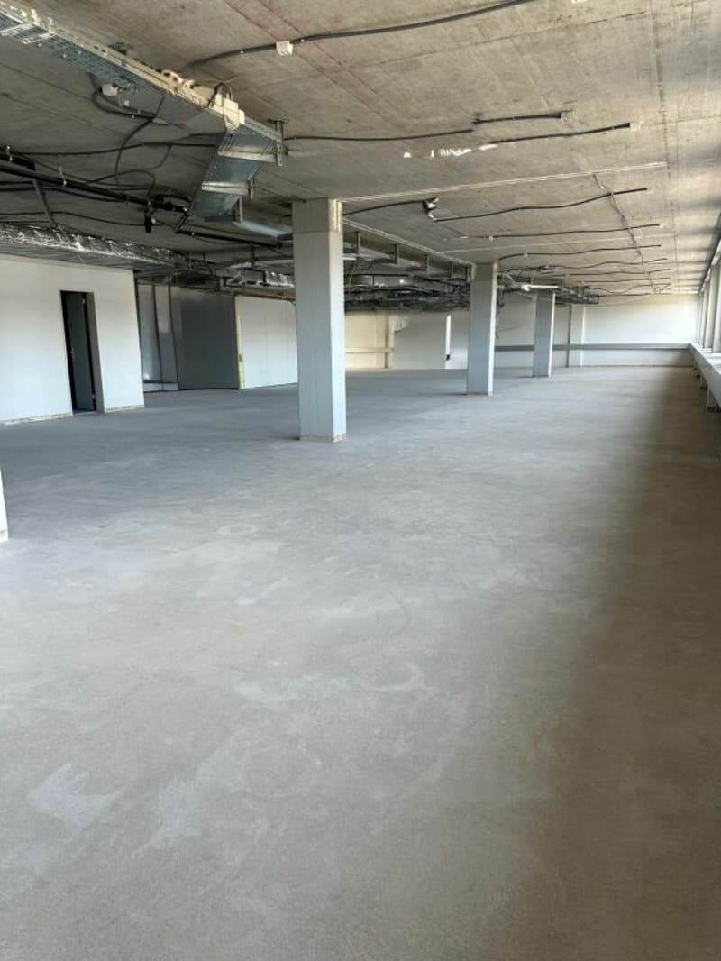Espace commercial dans un emplacement bien desservi (2)