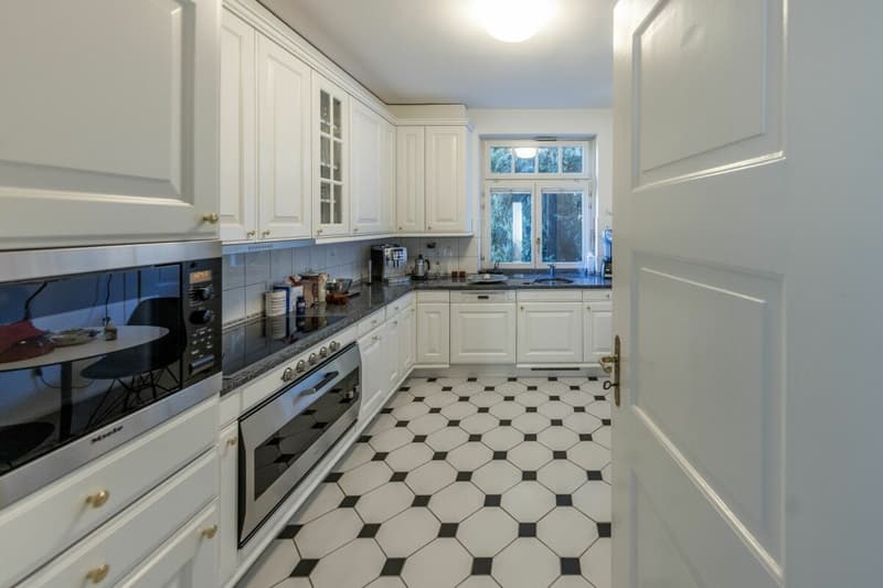 Exclusive City Villa (9.5 rooms) in a sought-after location in Zurich (2)
