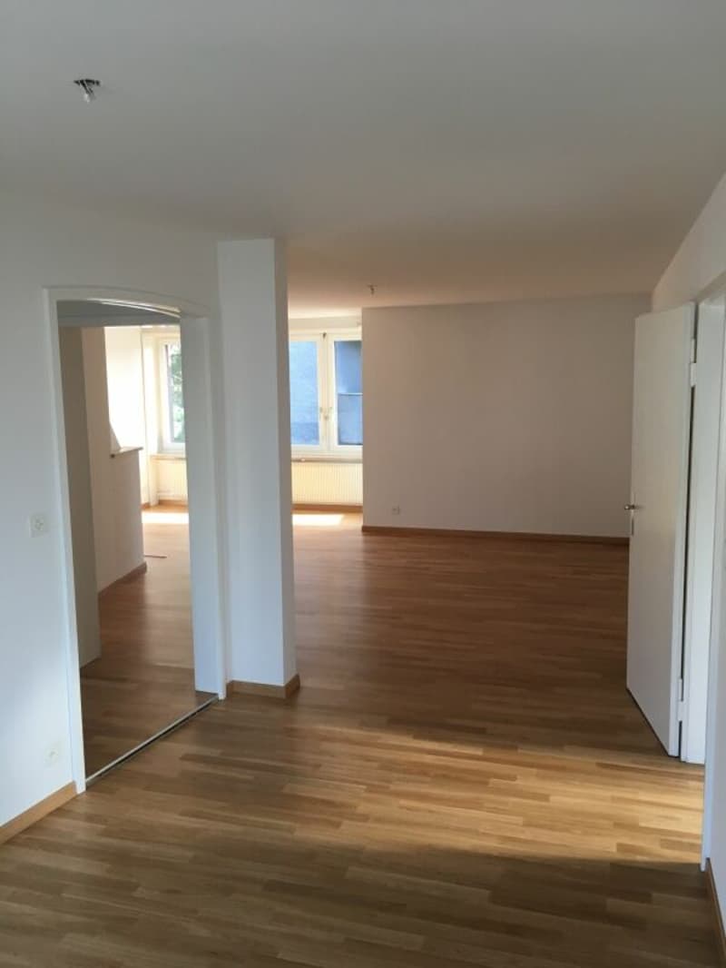 Befristete 4-Zimmer-Wohnung (zuoberst mit Lift) mit Balkon in Küsnacht (2)