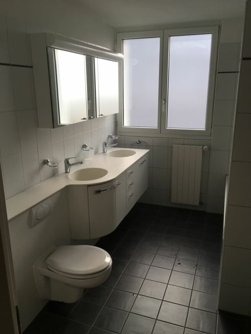 Befristete 4-Zimmer-Wohnung (zuoberst mit Lift) mit Balkon in Küsnacht (7)