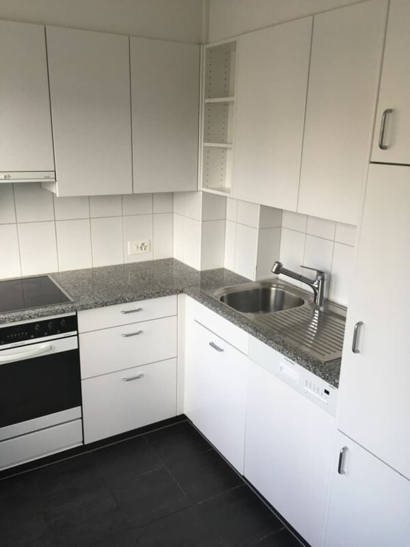Befristete 4-Zimmer-Wohnung (zuoberst mit Lift) mit Balkon in Küsnacht (5)