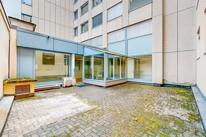 Commercial space on the ground floor of an administrative building (7)