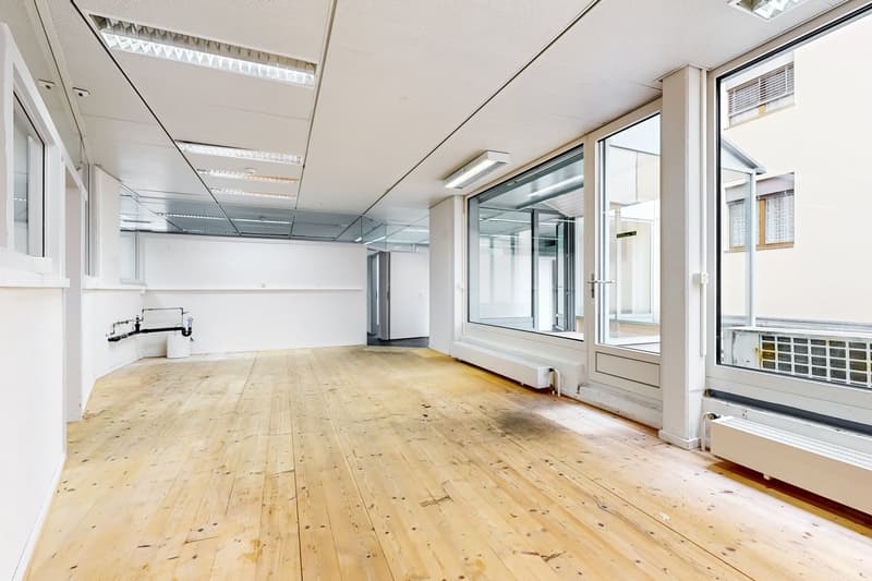 Surface commerciale au rez-de-chaussée d'un immeuble administratif (5)