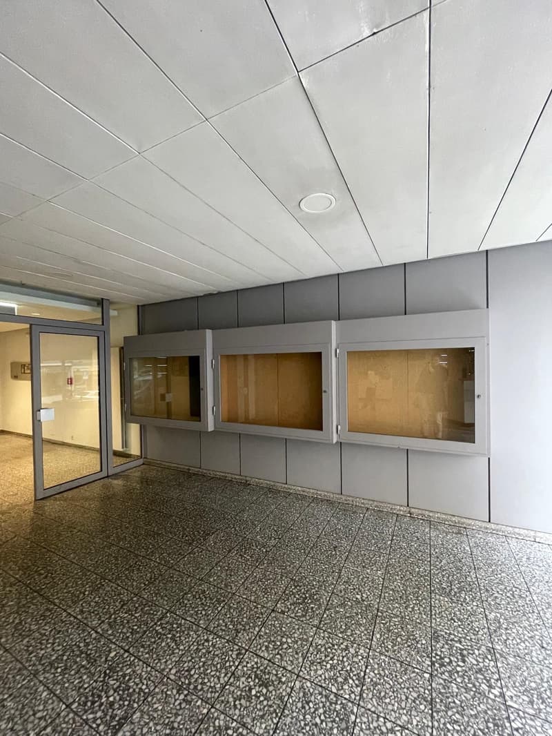 Zu vermieten Werbevitrine (2)