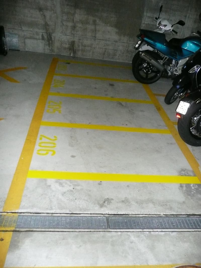 Diveser Motorradplätze im Grossacker zu vermieten (3)