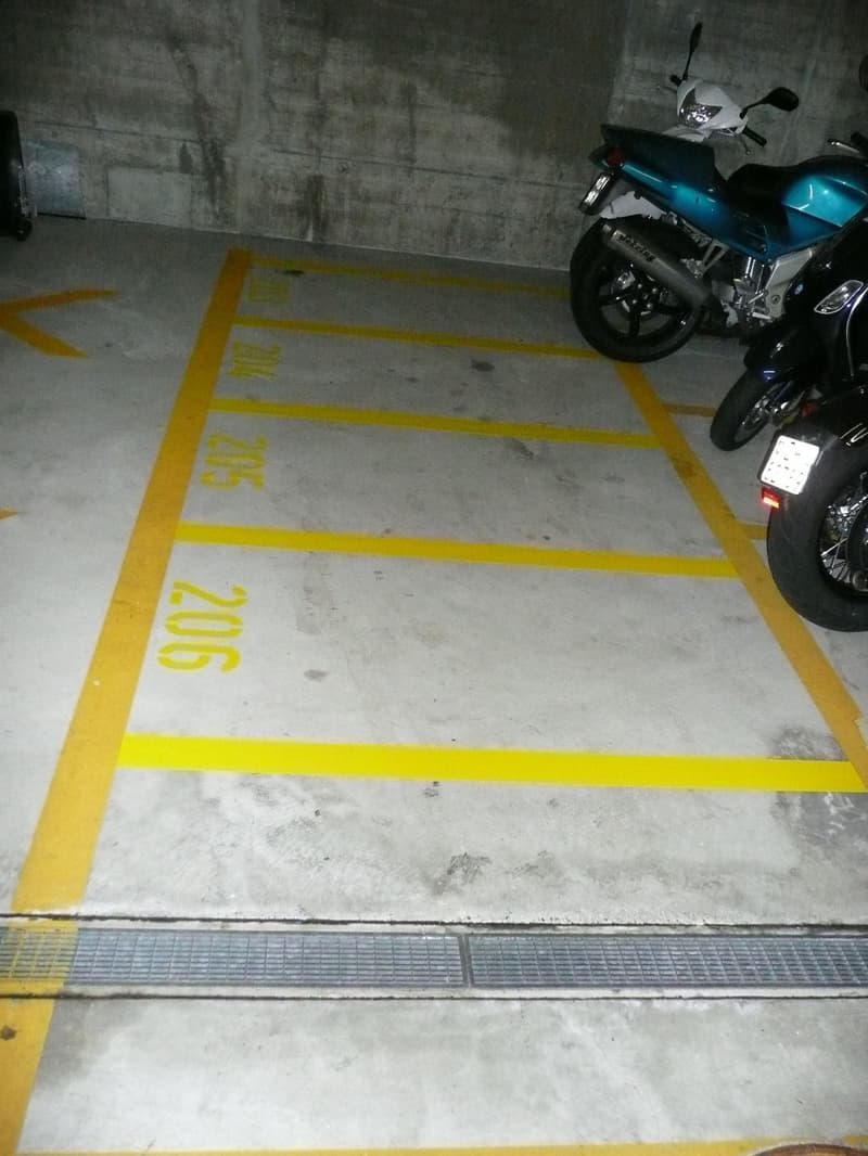 Vari parcheggi per motocicli in affitto a Grossacker (3)