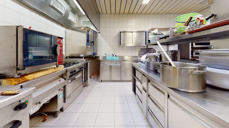 Here you will find your restaurant an ideal place with an inner courtyard. (10)