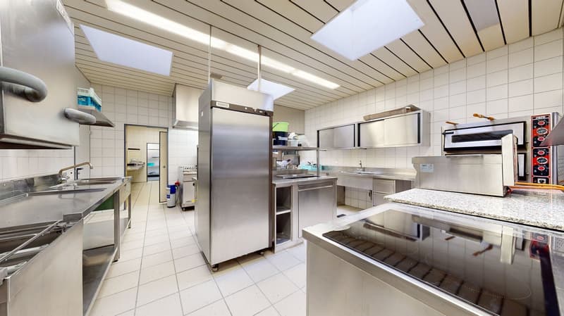 Here you will find your restaurant an ideal place with an inner courtyard. (9)