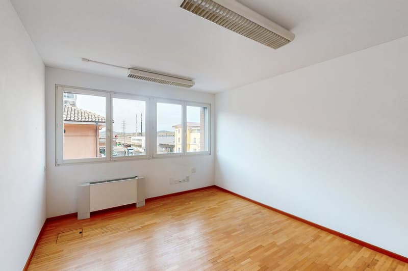 Espace de bureau de prestige à Mendrisio 170 m² fonctionnels et lumineux (10)