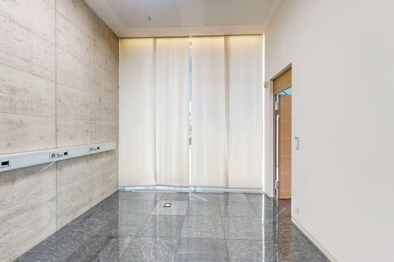 Donnez de la lumière à votre entreprise, espace commercial avec de grandes vitrines (5)