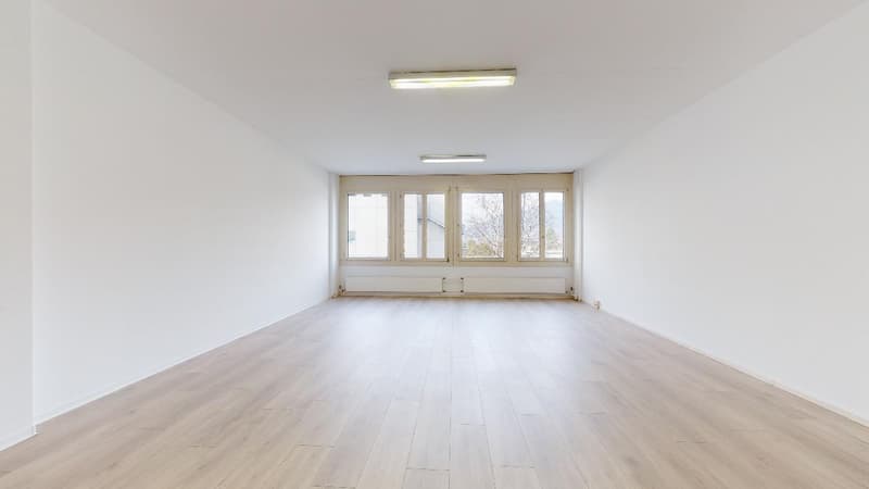 Bright and versatile office of 68 m2 in Quartino (5)