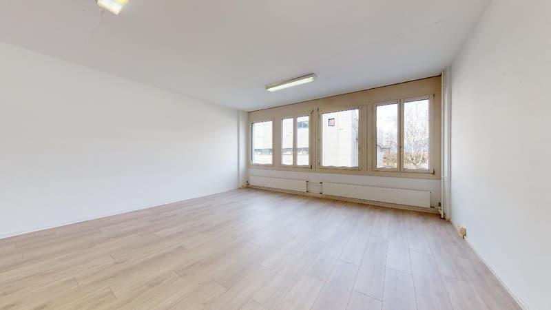 Bright and versatile office of 68 m2 in Quartino (11)