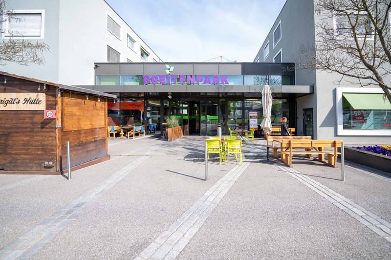 Espace de bistro attractif avec espace extérieur (3)