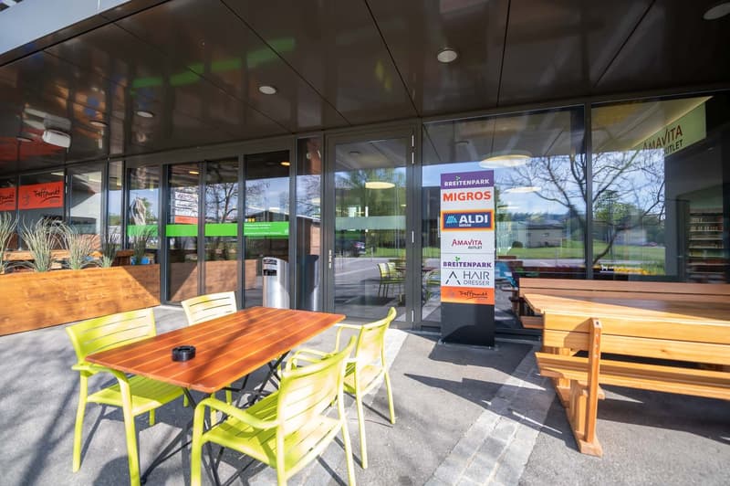 Espace de bistro attractif avec espace extérieur (4)