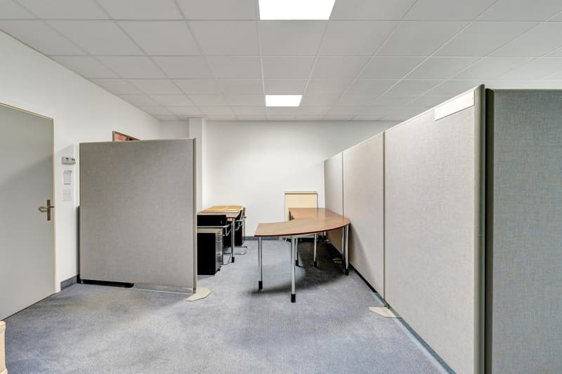 Poste de travail meublé dans le centre de haute technologie (2)