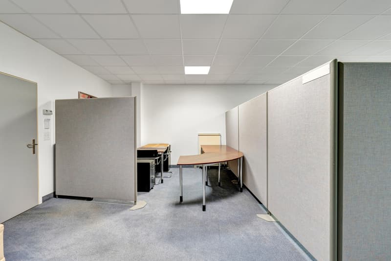 Möblierter Arbeitsplatz im High-Tech-Center (2)