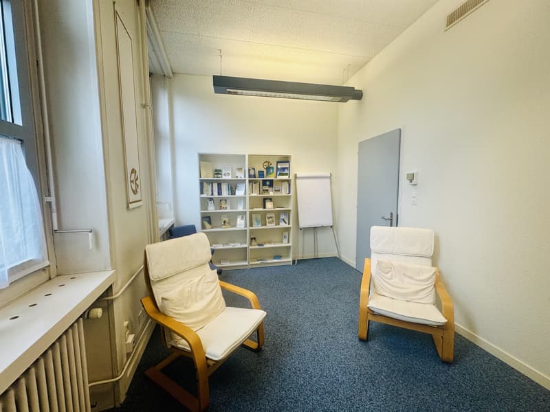 Spacious office in a representative location (4)