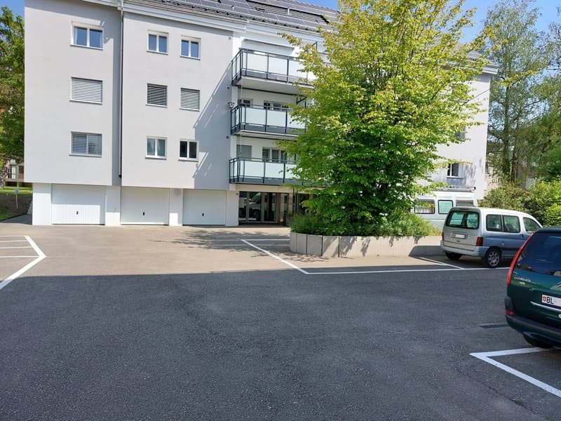 Motorradplätze im Zentrum von Oberwil zu vermieten! (2)