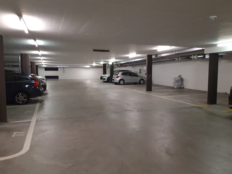 Motorradparkplatz in Zürich Seebach (1)