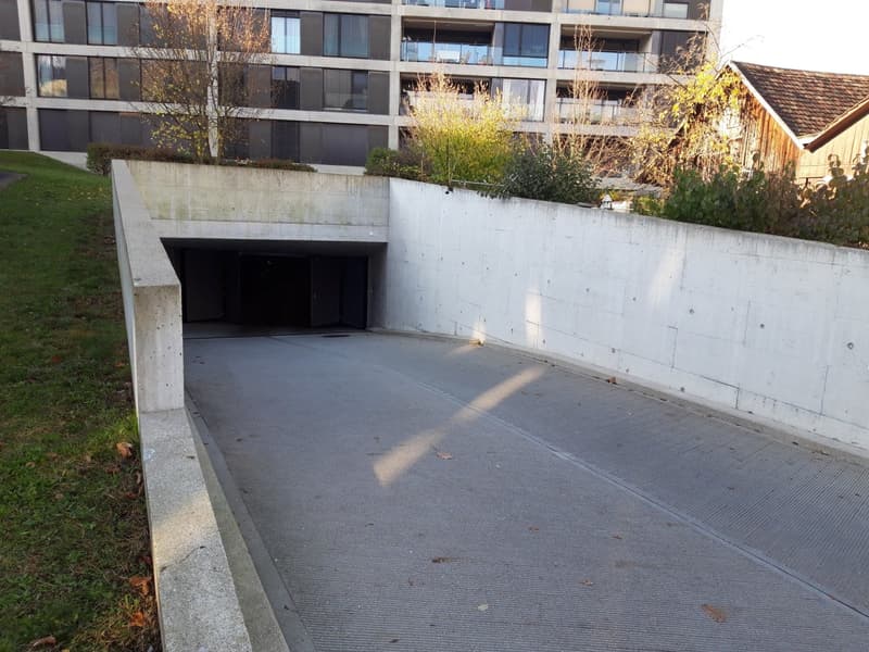 Motorradparkplatz in Zürich Seebach (2)