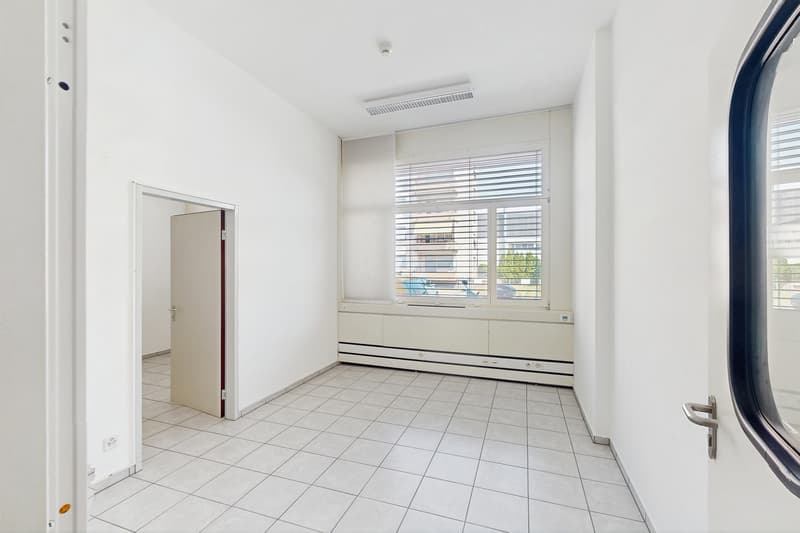 125m2 commercial space on the ground floor - strategic accessibility in Manno (3)
