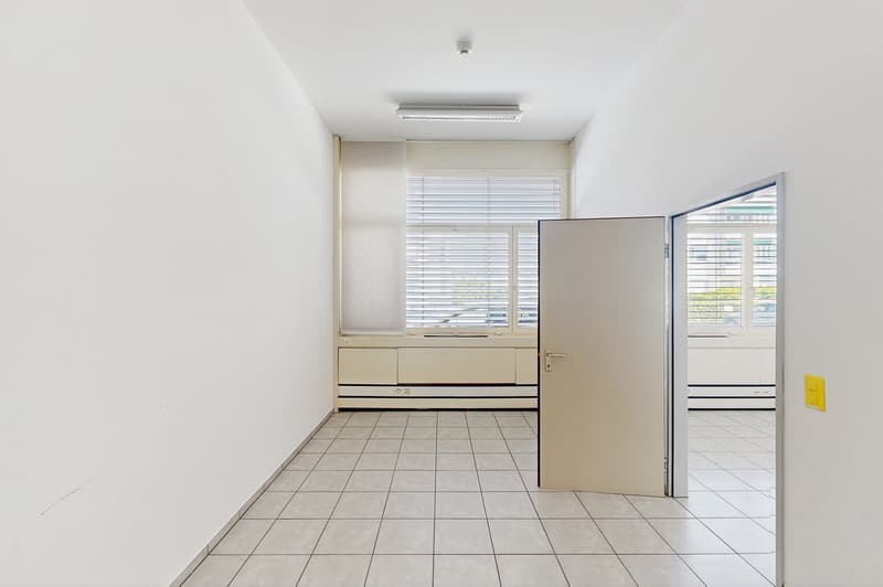 Spazio commerciale di 125m2 al pianterreno - ccessibilità strategica a Manno (4)