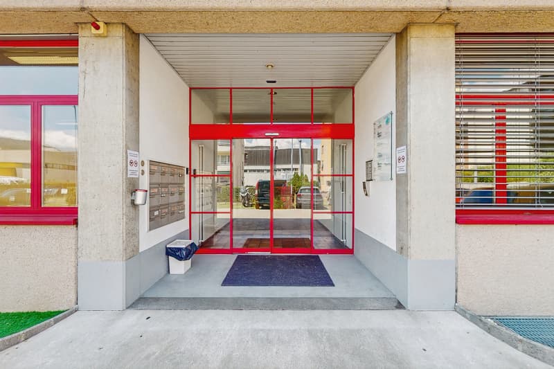 125m2 commercial space on the ground floor - strategic accessibility in Manno (1)