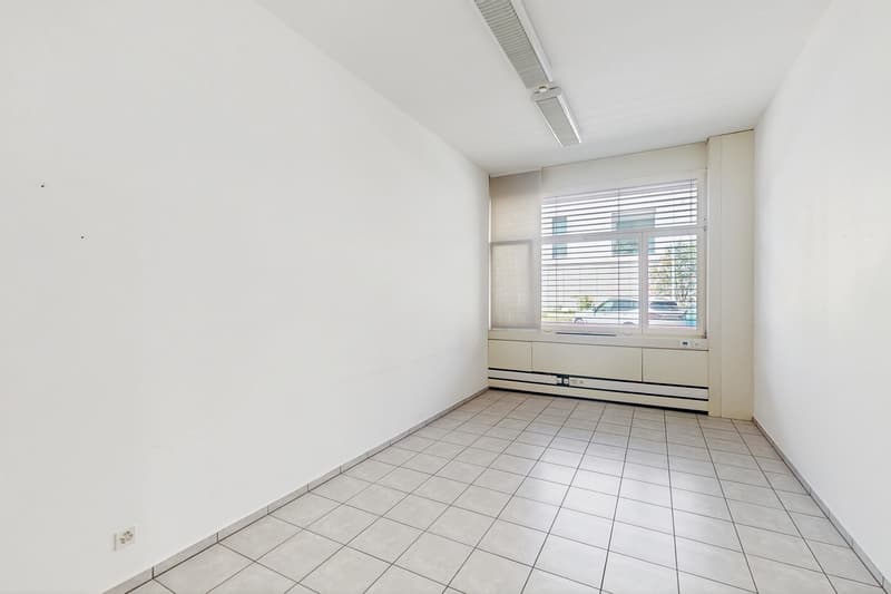 125m2 commercial space on the ground floor - strategic accessibility in Manno (9)