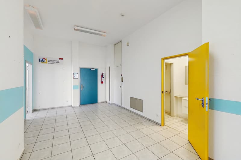 125m2 commercial space on the ground floor - strategic accessibility in Manno (2)