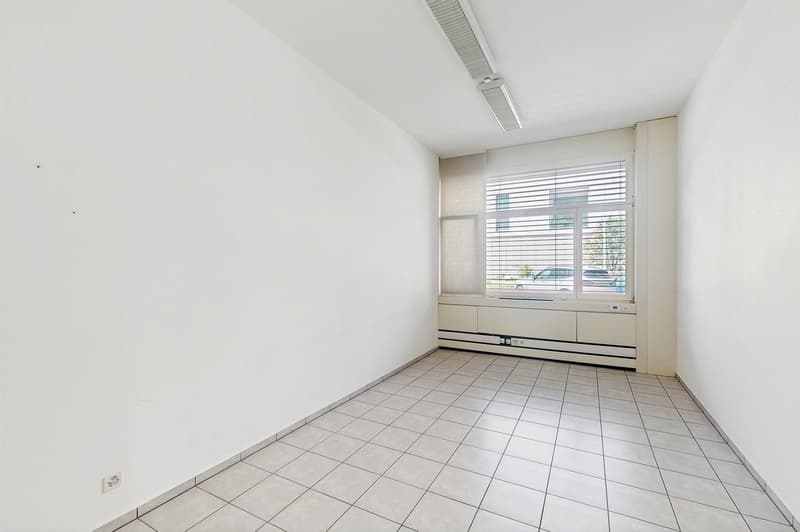 Spazio commerciale di 125m2 al pianterreno - ccessibilità strategica a Manno (9)