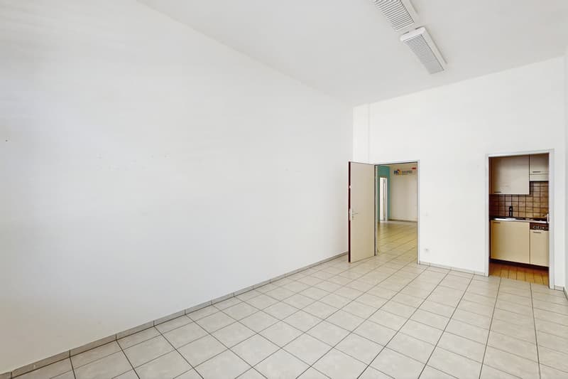 125m2 commercial space on the ground floor - strategic accessibility in Manno (8)