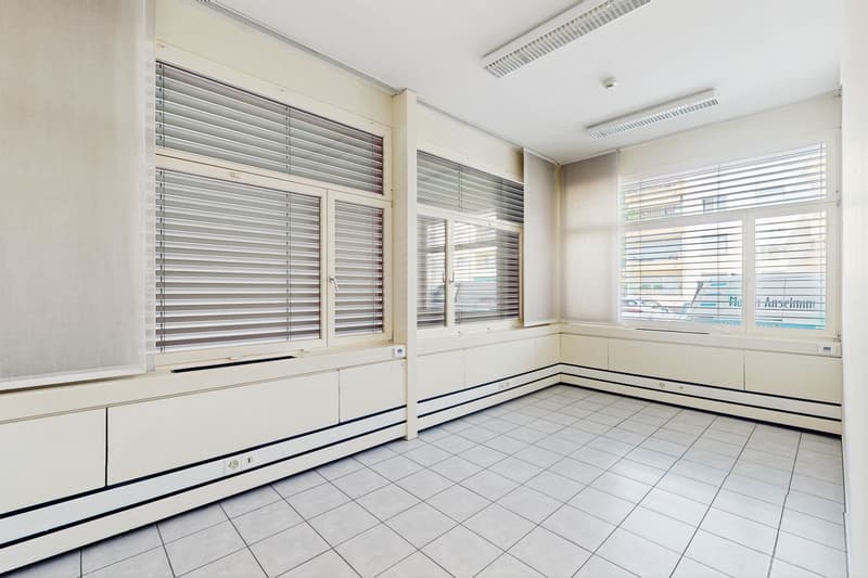 125m2 commercial space on the ground floor - strategic accessibility in Manno (6)